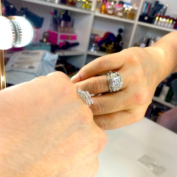 Beautiful Bridal Set in Platinum The Best Quality in Simulated Diamonds! 💎 💍 - Picture 5 of 6